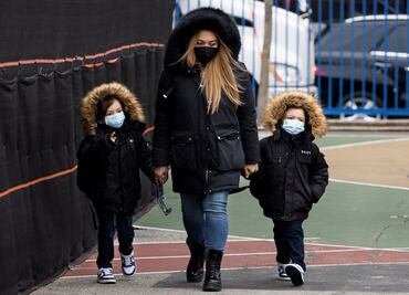 Con cubrebocas y pruebas Covid-19, estudiantes regresan a las aulas en Europa