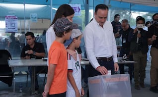 Gobernador Manolo Jiménez reporta jornada electoral "en clima de paz" en Coahuila; descarta persecución contra opositores
