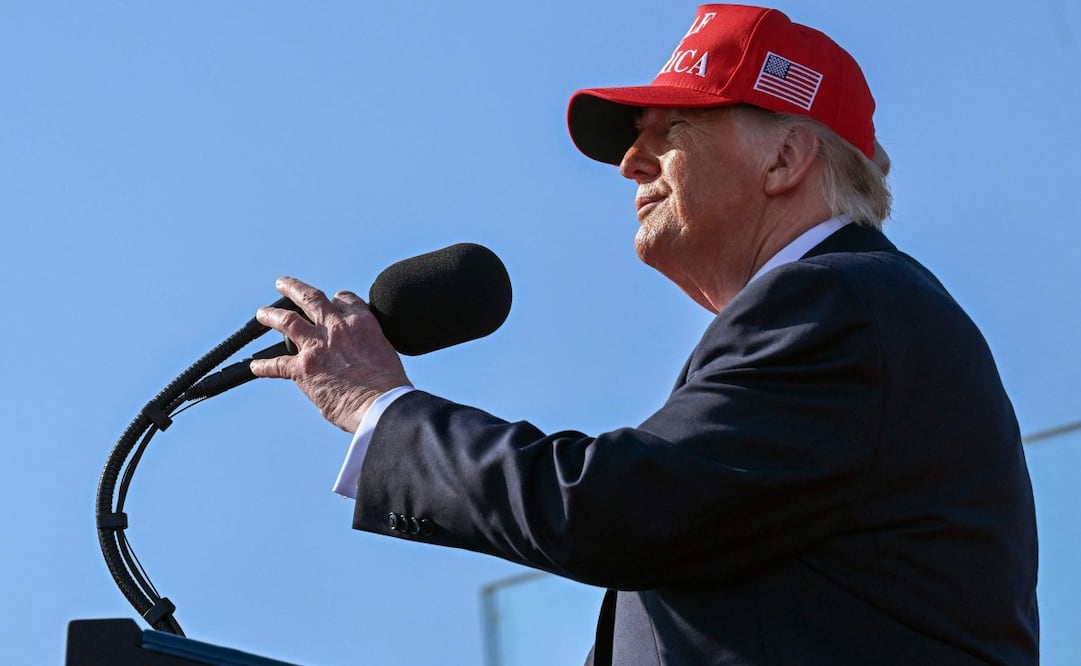 El presidente Donald Trump se prepara para hablar ante una multitud en el Puerto de Corpus Christi, cerca de tanques de petróleo, el 27 de febrero de 2026 en Corpus Christi, Texas. Los precios del petróleo subieron alrededor de un 2% el viernes, mientras los operadores se preparaban para interrupciones en el suministro. Foto: AFP