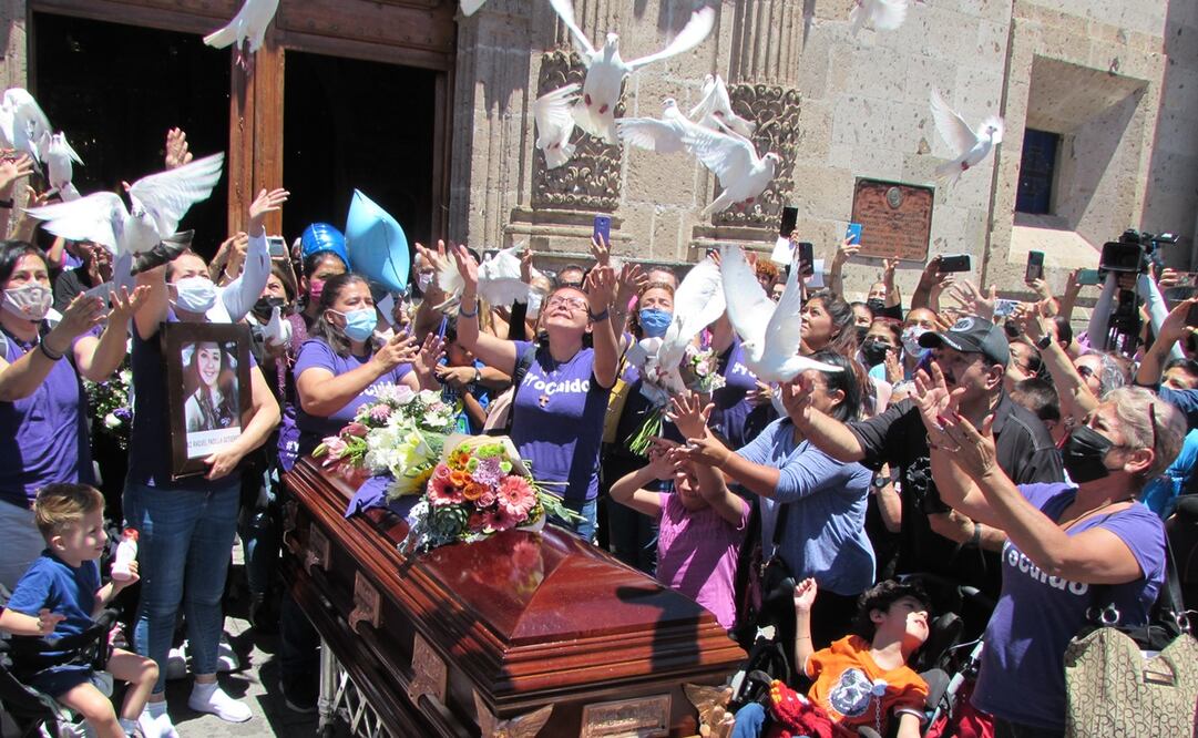 Compañeras activistas de Luz Raquel Padilla protestaron ayer en la Ciudad de México y exigieron que su asesinato sea totalmente esclarecido.