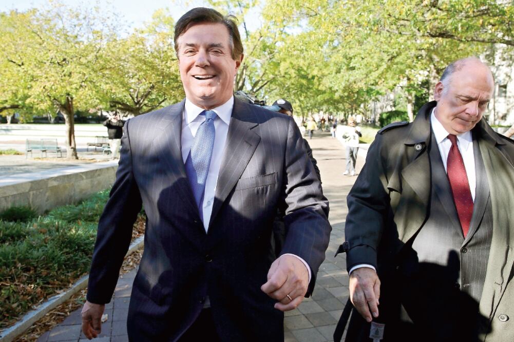 Paul Manafort (izq.) a su salida de la Corte de Distrito en Washington, tras escuchar los cargos en su contra (JIM BOURG. REUTERS)