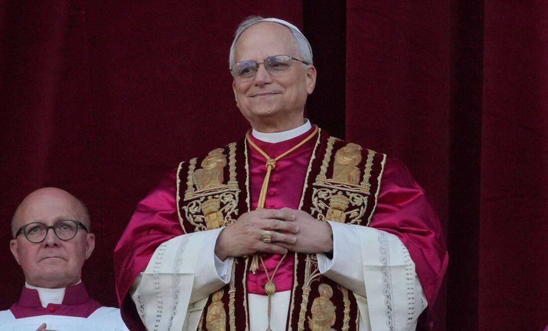 El recién elegido papa León XIV aparece en el balcón de la Basílica de San Pedro en el Vaticano. Foto: AP