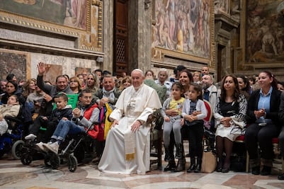 Papa obliga a obispos a informar sobre casos de abuso sexual