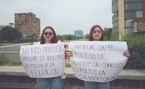 Aspirantes seleccionados en el examen de ingreso a la licenciatura de la Universidad Nacional Autónoma de México (UNAM) se manifestaron en la explanada de la Torre de Rectoría para exigir que se respeten los resultados del examen de admisión realizado en línea y rechazaron la posible repetición de la evaluación en modalidad presencial. Foto: Diego Simón/ EL UNIVERSAL