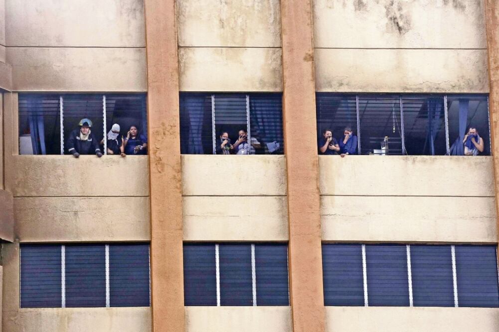 Pánico. Entre los lesionados está un hombre que saltó desde el cuarto piso del Ministerio de Hacienda. (RODRIGO SURA. EFE)