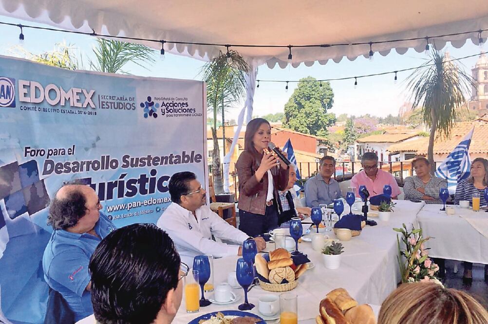 Previo al inicio de su campaña rumbo a la gubernatura del Edomex, la panista recorre el estado para al escuchar las inquietudes de líderes locales. (ESPECIAL)