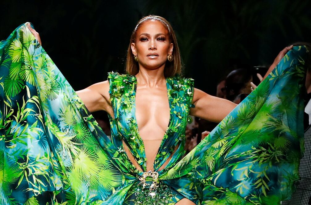 La actriz lució su icónico vestido verde de la firma Versace. Foto: AFP 