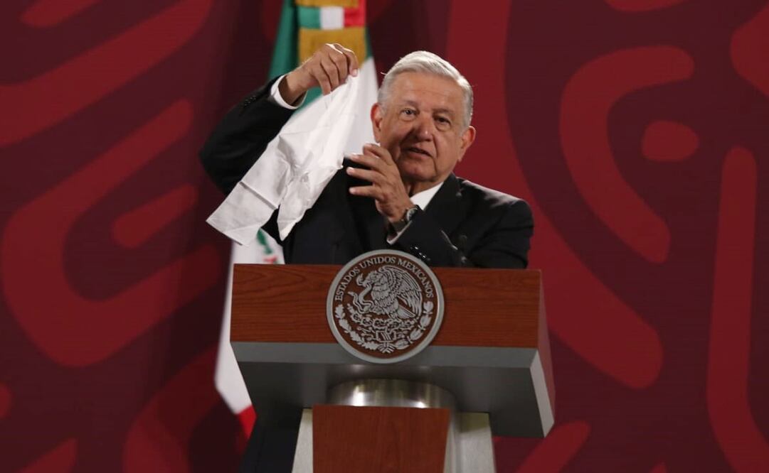 López Obrador sacó un pañuelo blanco al asegurar que se combate la corrupción. Foto: Carlos Mejía / EL UNIVERSAL