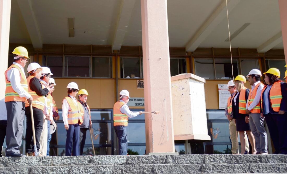 El rector Gustavo Urquiza informó que el nuevo edificio será similar al existente, pero estará elaborado con materiales sustentables (TONY RIVERA. EL UNIVERSAL)