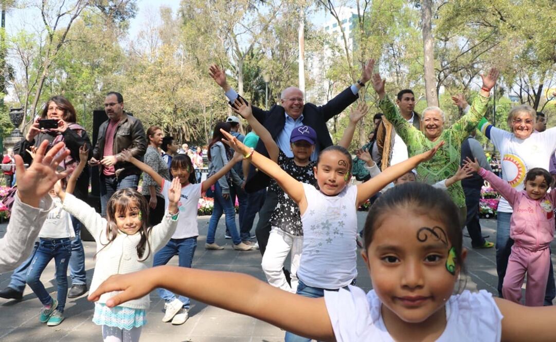 El titular de Salud participó en las actividades organizadas en el marco del Día Mundial contra el Cáncer, realizado en la  entrada del Bosque de Chapultepec. /Especial - Ssa