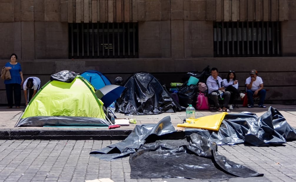 En calles como República de Cuba y Belisario Domínguez aún había algunas lonas y casas de campaña. | Foto: Hugo Salvador / EL UNIVERSAL.