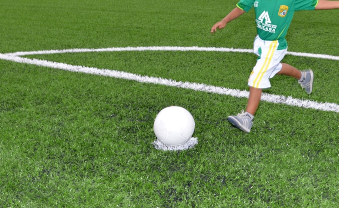 Child playing football – File photo/EL UNIVERSAL