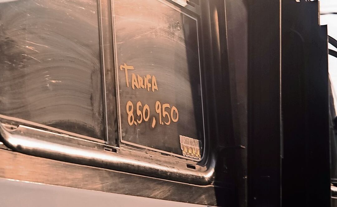 Choferes de microbuses usaron las ventanas de sus unidades para mostrar la nueva tarifa. Foto: Osmar Alvarado / EL UNIVERSAL