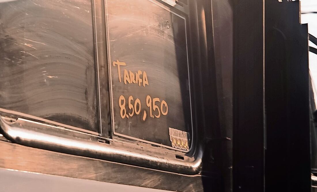 Choferes de microbuses usaron las ventanas de sus unidades para mostrar la nueva tarifa. Foto: Osmar Alvarado / EL UNIVERSAL