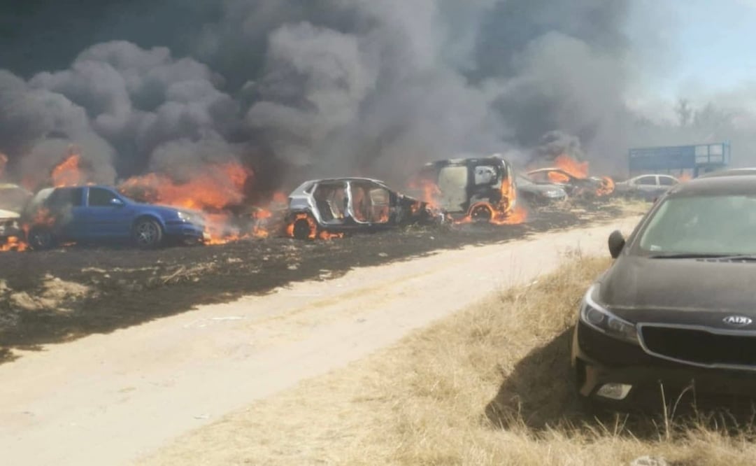 Incendio consume 184 vehículos en corralón de la Fiscalía de Tlaxcala; investigan las causas.
Foto: Especial.