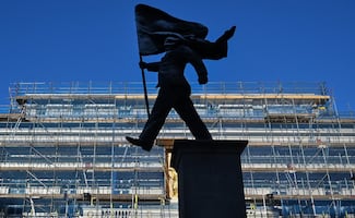 Banksy lo hace otra vez: aparece escultura en el centro de Londres y él confirma que es suya