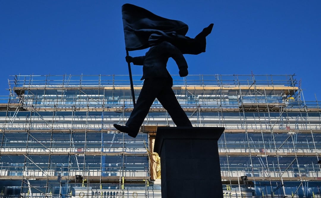 La estatua apareció con la firma del artista callejero británico Banksy grabada en su base, en Waterloo Place, en el centro de Londres. Foto: Richard A. Brooks / AFP.