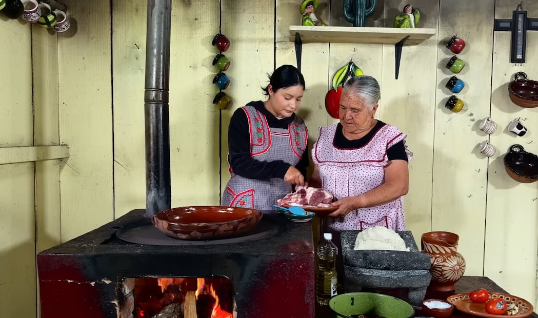 La cocción a fuego lento ayuda que el tejido del chamorro se ablande, logrando una textura tierna y jugosa. Foto: Foto: Captura de pantalla / YouTube "De Mi Rancho a Tu Cocina"