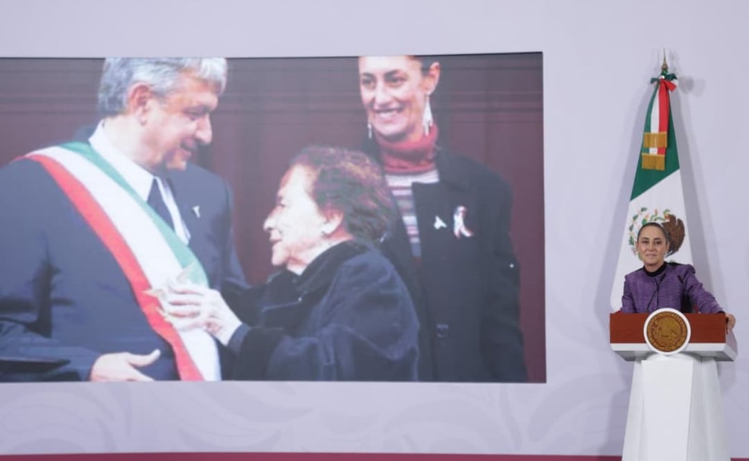 La Presidenta mostró en la mañanera la foto en la que Rosario Ibarra le puso la banda presidencial a López Obrador en el “gobierno legítimo”. Foto: Carlos Mejía/ EL UNIVERSAL