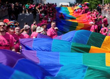 Washington se ilumina con colores arcoíris; participantes desafían a Trump defendiendo derechos LGTBIQ+