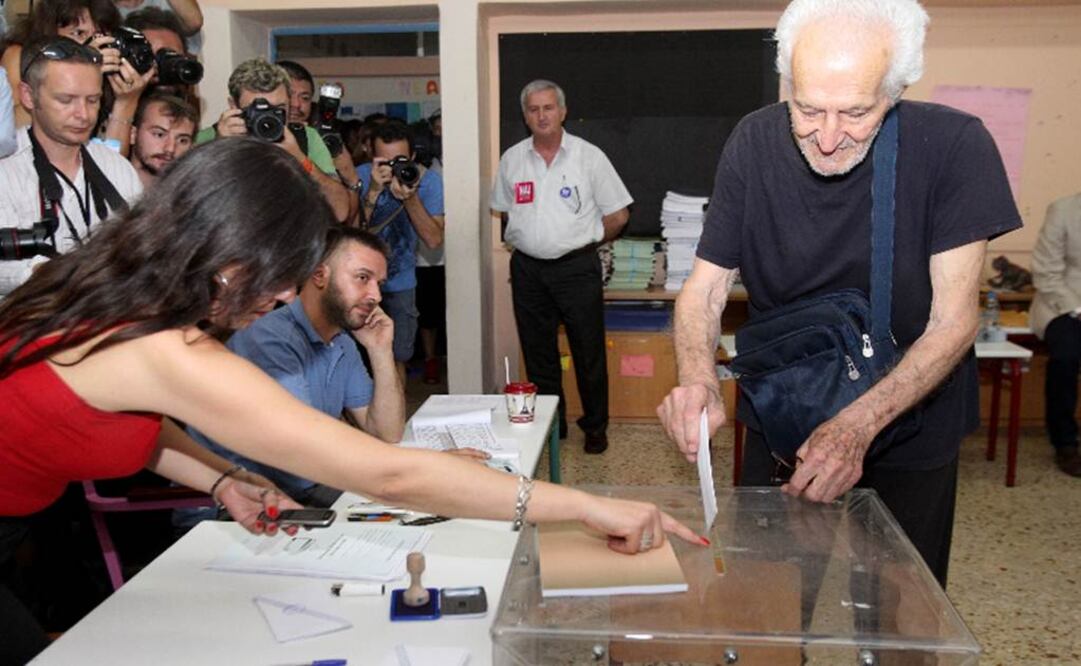 Los griegos votaron este domingo en el histórico referéndum sobre un acuerdo con los acreedores del país. FOTO: Xinhua