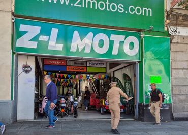Pese a decomiso de cientos de motos eléctricas en Centro Histórico, negocio cateado continúa operando; un segundo local, prefirió cerrar