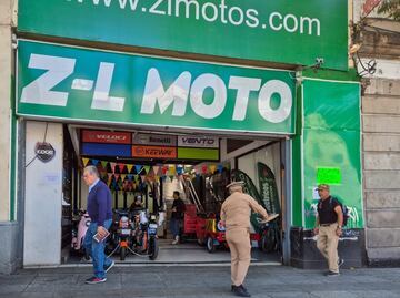 Pese a decomiso de cientos de motos eléctricas en Centro Histórico, negocio cateado continúa operando; un segundo local, prefirió cerrar