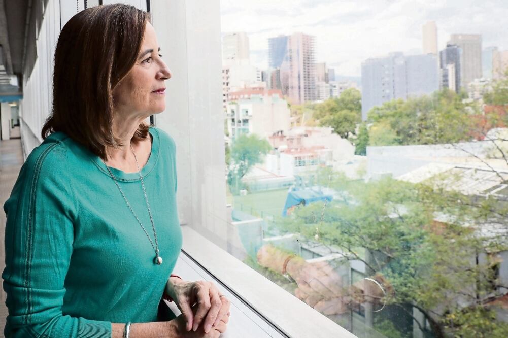 Mónica Lavín, quien asegura que adora el género del cuento, publica con Tusquets Editores el libro "A qué volver". Foto: JUAN CARLOS REYES. EL UNIVERSAL