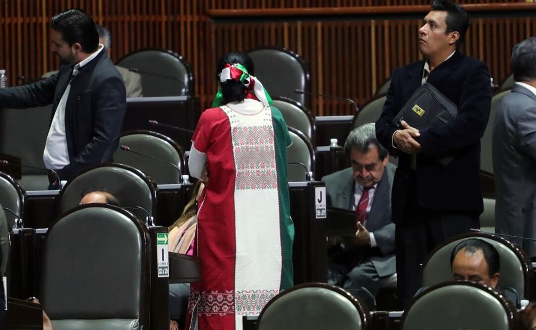 El presidente de la Cámara de Diputados, el panista Javier Bolaños decretó el cierre de la sesión y citó para el próximo martes 20 de septiembre. /Lucía Godínez - EL UNIVERSAL