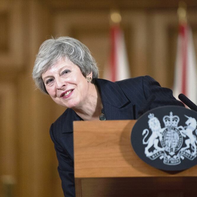 La primera ministra británica, Theresa May, durante la rueda de prensa que ofreció ayer, en la que defendió su gestión sobre el Brexit. Foto: EFE