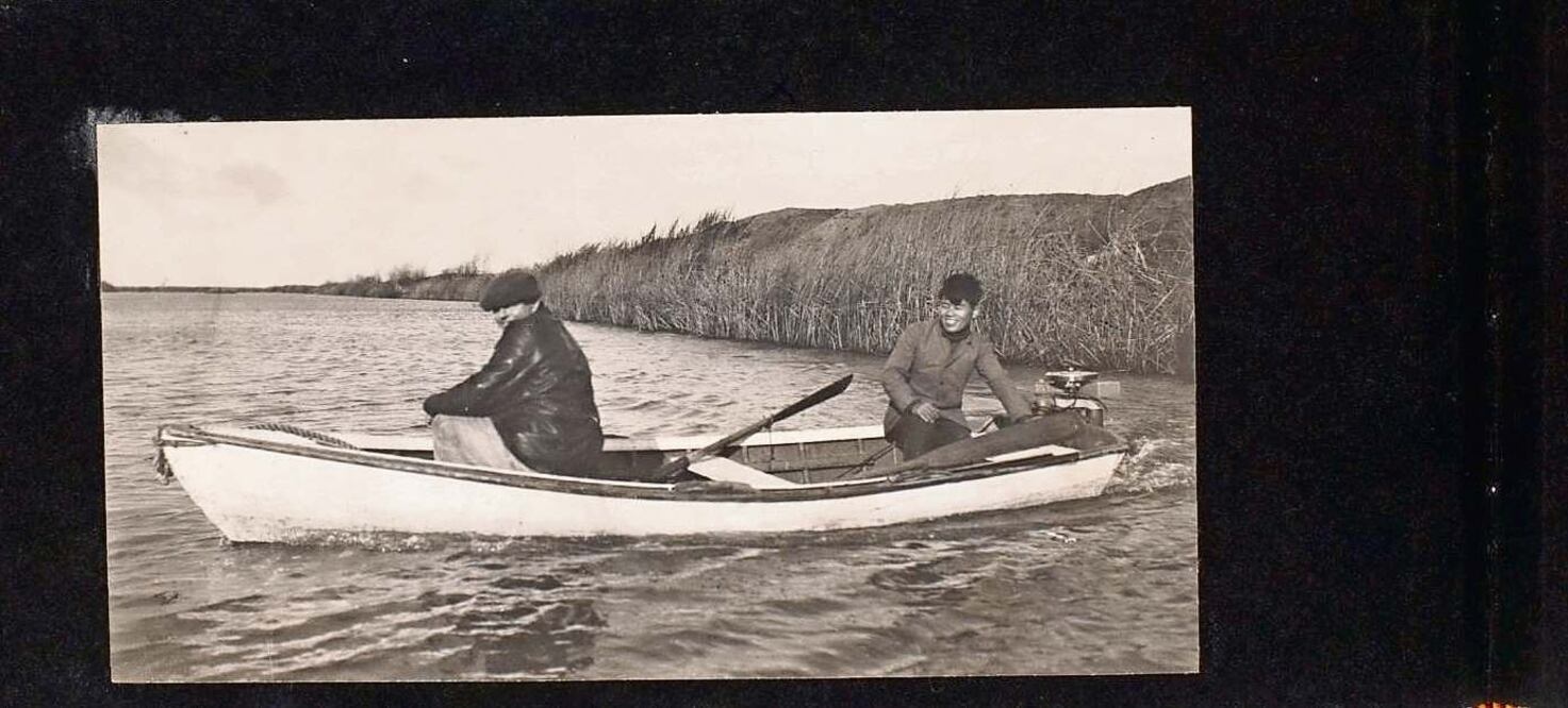 London y Nakata en un pequeño bote. Imágenes del album Roamer and Truckee, 1914-15/ The Huntington Library, San Marino, California.