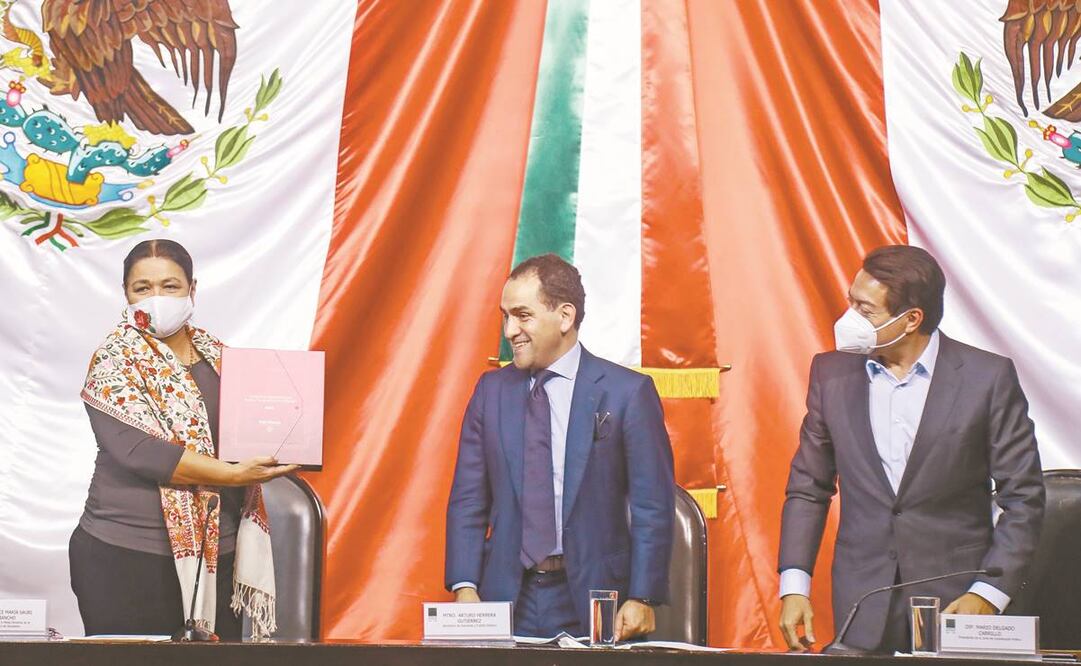 Dulce María Sauri (PRI) muestra el Paquete Económico 2021 que le entregó Arturo He rrera, secretario de Hacienda, acompañado de Mario Delgado, coordinador de Morena. Foto: DIEGO SIMÓN SÁNCHEZ. EL UNIVERSAL