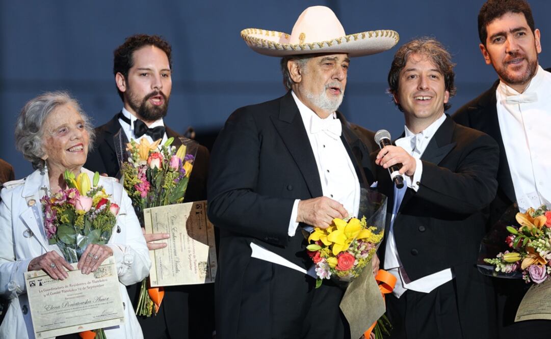 El público insistió con sus aplausos y el tenor comenzó a cantar el "Cielito Lindo" ataviado con un sombrero de mariachi. (FOTO: Juan Carlos Reyes García / EL UNIVERSAL)