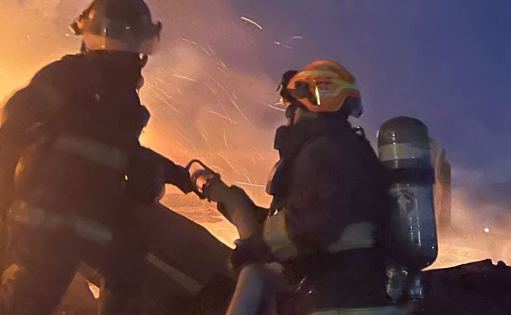 Desalojan a 40 familias por incendio de tejabanes en Monterrey; no se reportan heridos