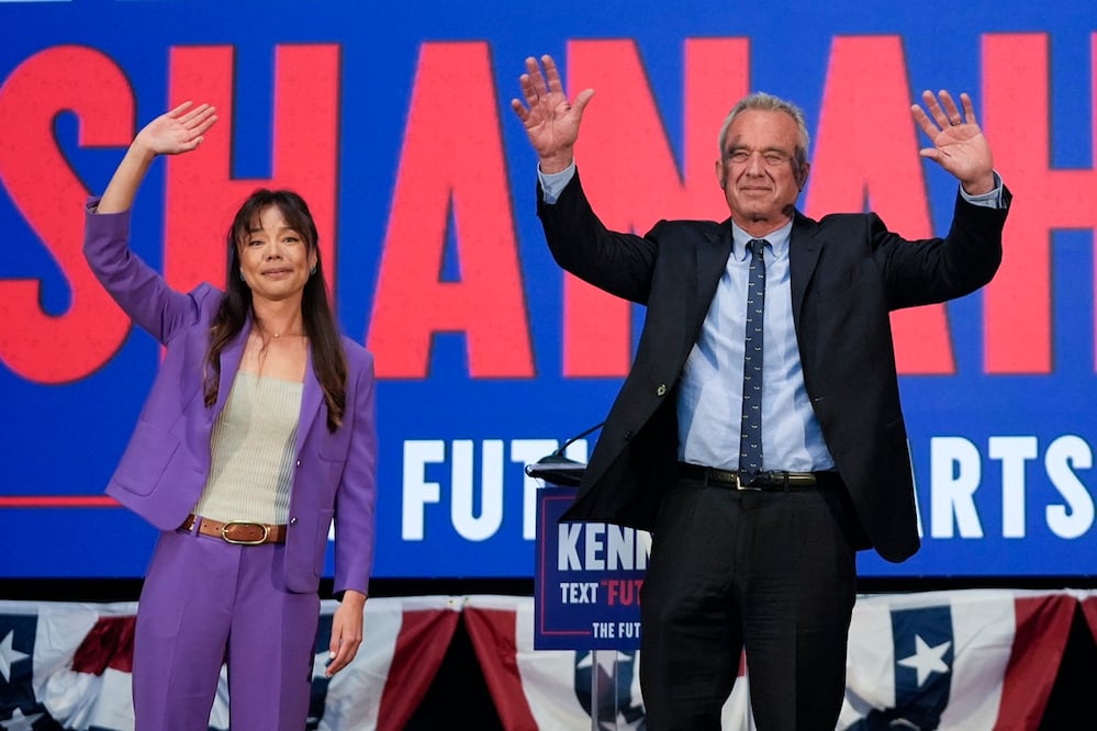 El candidato presidencial Robert F. Kennedy Jr. a la derecha, saluda en el escenario con Nicole Shanahan, después de anunciarla como su compañera de fórmula. Foto: AP