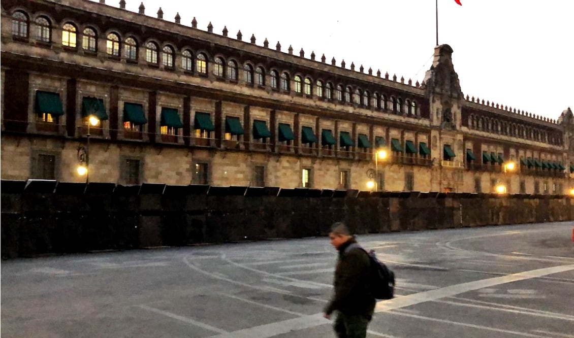 Esta mañana Palacio Nacional, residencia del presidente Andrés Manuel López Obrador, amaneció protegido por vallas metálicas de más de tres metros. Foto: Alberto Morales