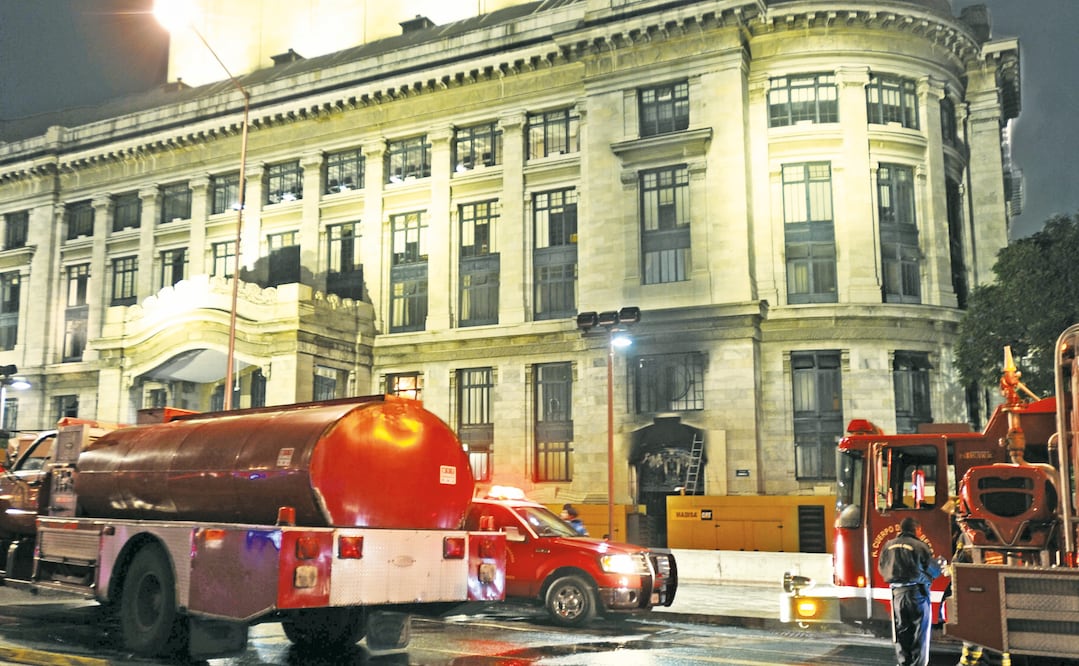 Incendio en el Palacio de Bellas Artes en el cuarto de máquinas, provoco intensa movilización de servicios de emergencias. (Archivo. EL UNIVERSAL)