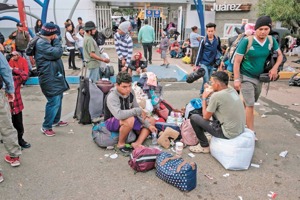 Las migrantes que son devueltos por Estados Unidos a México suelen permanecer en las zonas fronterizas a la espera de que se resuelvan los juicios de asilo para poder ingresar legalmente a esa nación. Foto/Archivo