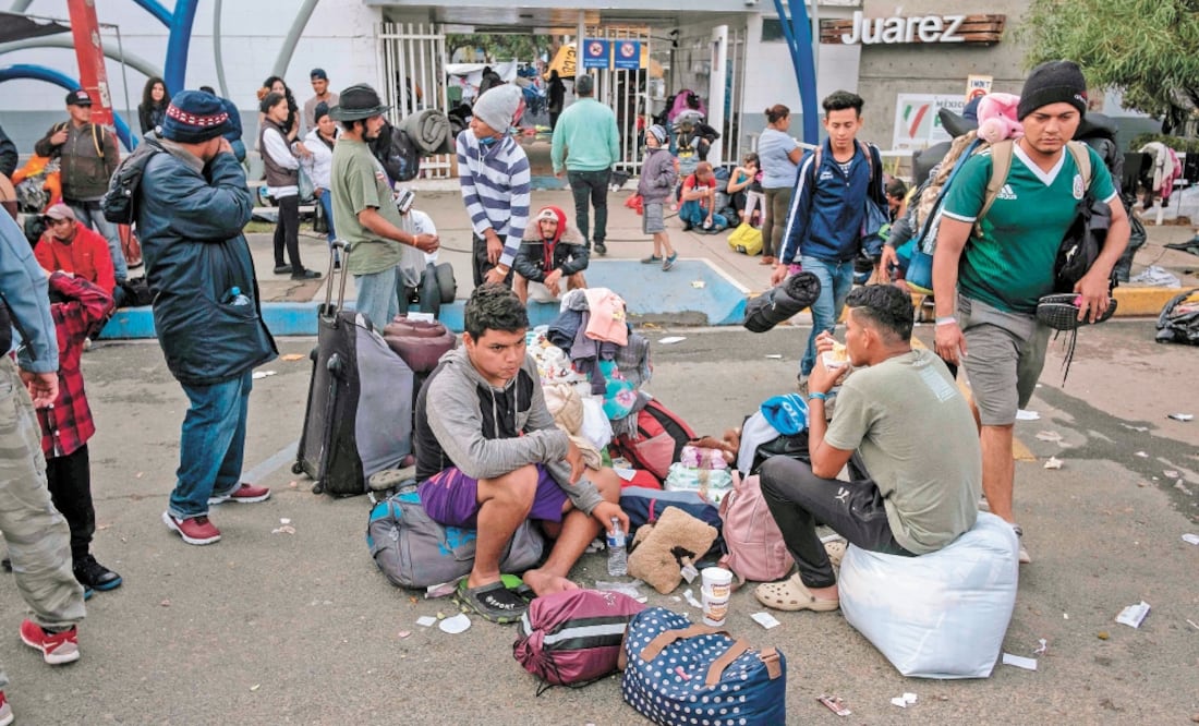 Las migrantes que son devueltos por Estados Unidos a México suelen permanecer en las zonas fronterizas a la espera de que se resuelvan los juicios de asilo para poder ingresar legalmente a esa nación. Foto/Archivo