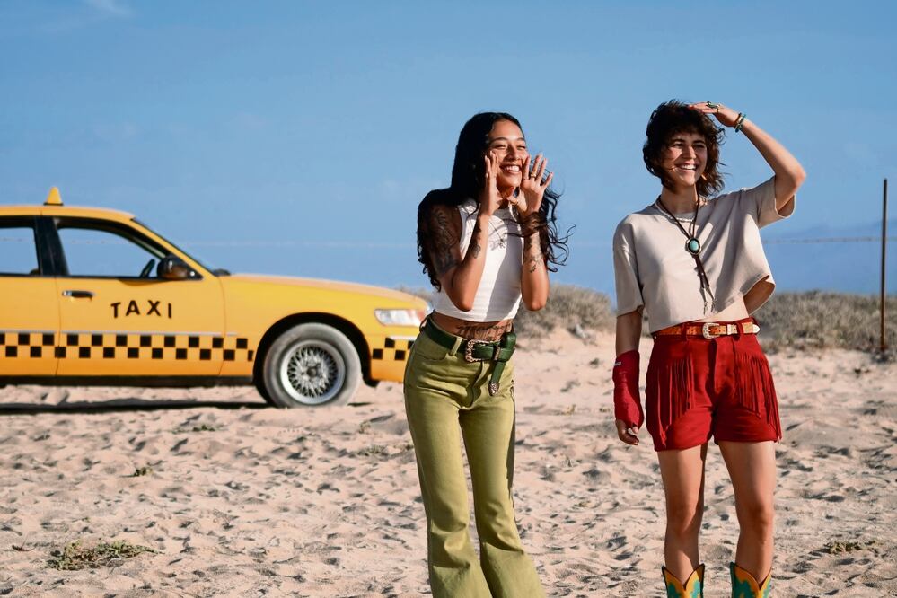 Lizeth Selene y Tessa Ia son ladronas que huyen en un taxi. Foto: de HBO Max