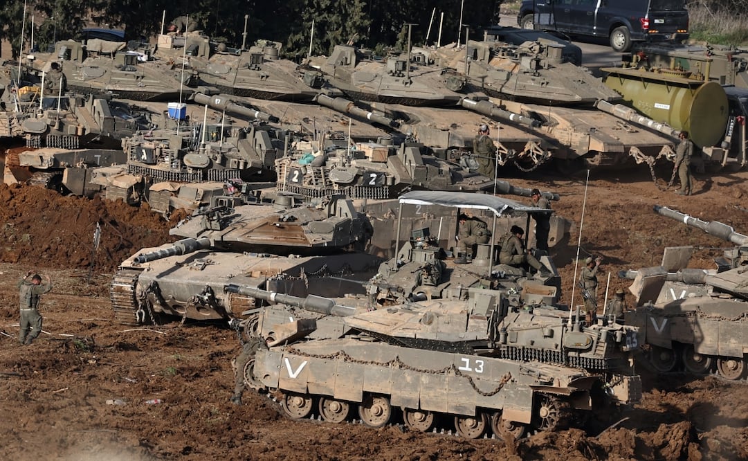 En los últimos días, Israel ha intensificado sus operaciones aéreas y terrestres en Líbano, donde afirma que su objetivo es el grupo chiita Hezbolá, aliado de Irán. Foto: EFE / Atef Safadi