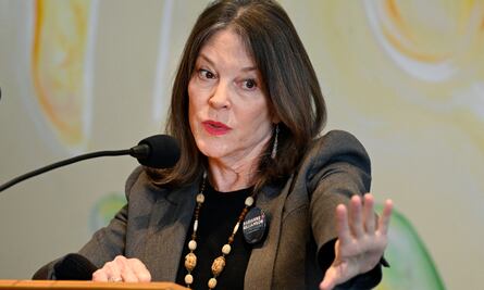 La escritora Marianne Williamson abandona carrera por la nominación demócrata a la presidencia de EU