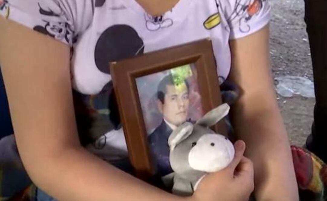 La menor llevó la foto de su padre para sentirse 'acompañada' de él durante su inoculación. Foto: RPPTV