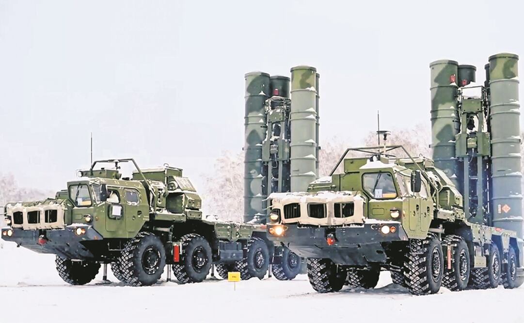 Misiles de defensa aérea de largo alcance S-400 de Rusia en posición durante un ejercicio militar en Siberia. Tropas rusas regresaron, tras ejercicios militares conjuntos con Bielorrusia. Foto: AP