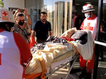 En camilla, abuelita de 89 años acude a tramitar su tarjeta para poder cobrar su pensión en Reynosa