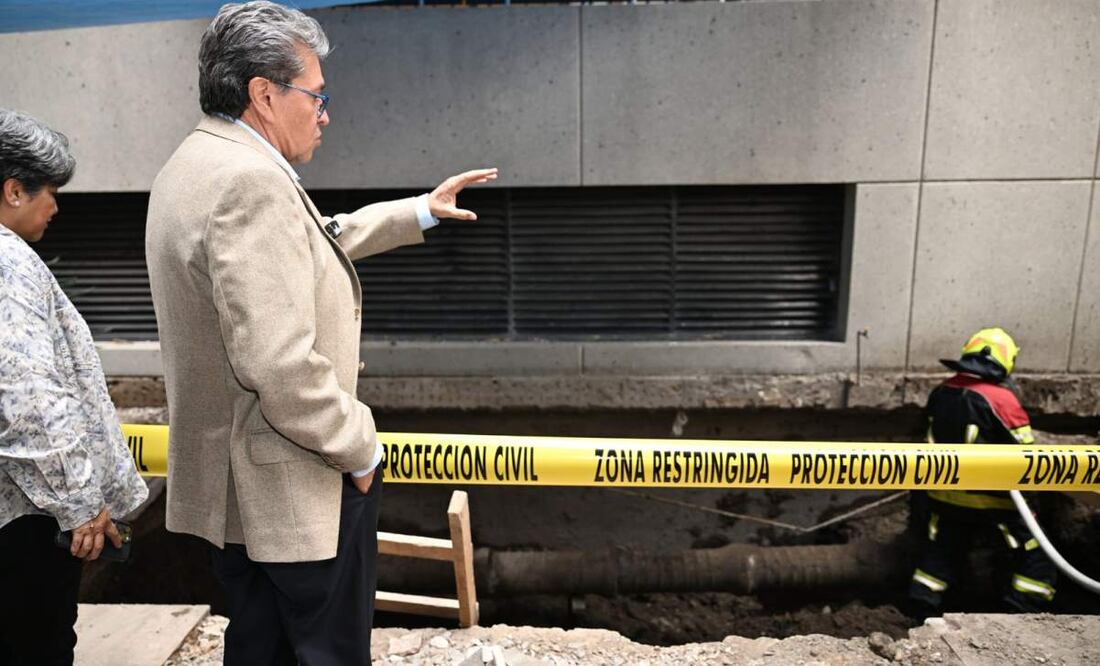 El diputado Ricardo Monreal revisando las afectaciones en la Cámara de Diputados tras las fuertes lluvias en la Ciudad de México este 21 de agosto de 2025. Foto: Especial