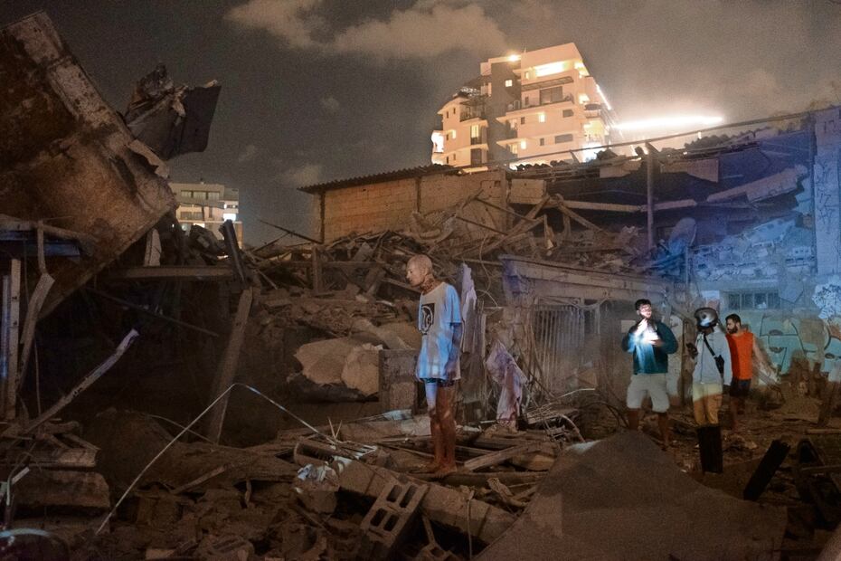 La gente observa los daños causados por un cohete disparado desde la Franja de Gaza, en Tel Aviv. Foto: AP