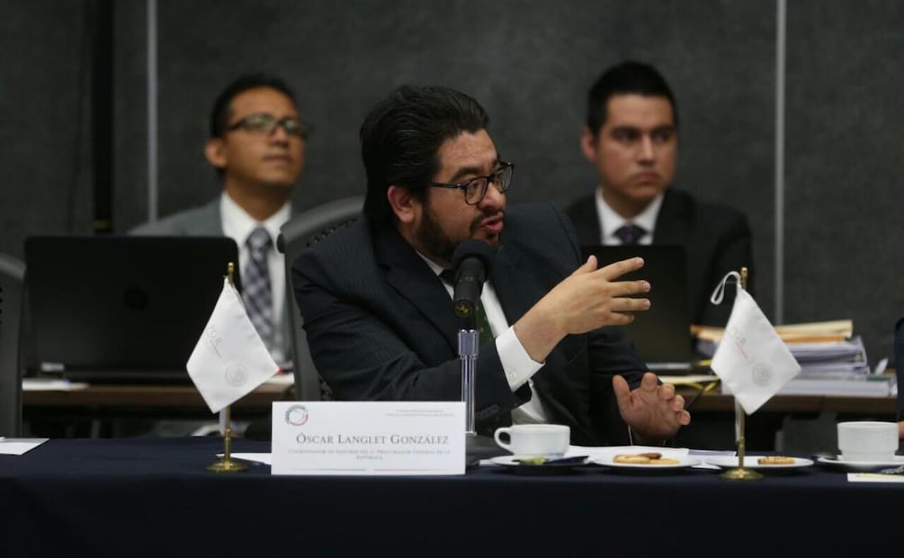 Óscar Langlet González sale de fiscalía Especial en Investigación de Delitos Cometidos por Servidores Públicos y Contra la Administración de la Justicia de la FGR (16/07/2026). Foto: FGR