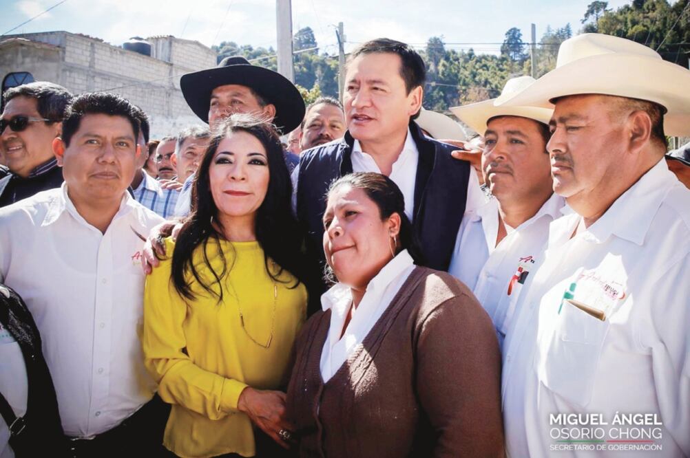 Miguel Ángel Osorio Chong, titular de la Segob, checó rutas de evacuación en Santiago Xalitzintla, cerca del Popocatépetl (SEGOB)