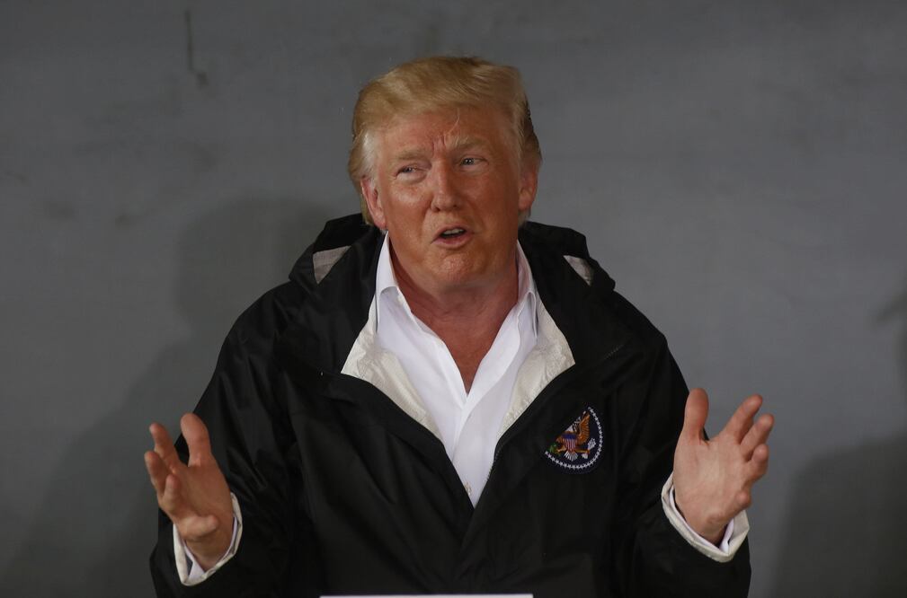 El presidente de los Estados Unidos Donald Trump, en la sala de reuniones de la base aérea Luis Muñiz, de la Guardia Nacional, en San Juan, (Puerto Rico) (Foto: EFE)